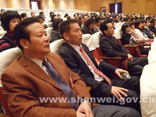 (记者 陈炎雄 摄影 唐广源)会议通过了市五届人大七次会议议程:听取